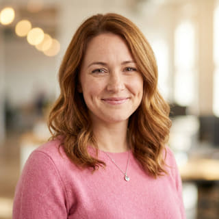 Emily Watson fremstillet som leder af kundesupport ved Stærk Vækstelse i et profilbillede